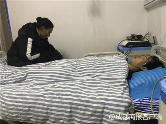 宁某旺在理塘医院的病床上,阿哲等好心人正在照顾他。