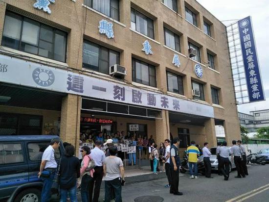 圖為國民黨屏東黨部被查封，黨員舉牌抗議。（來源：中時電子報）