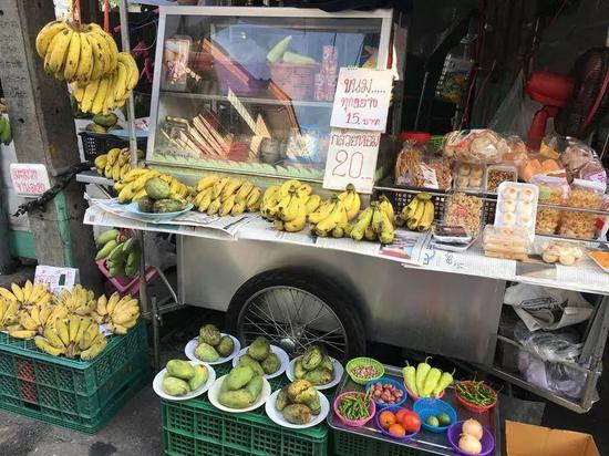 ▲泰国曼谷的街头水果摊（汤森路透基金会）
