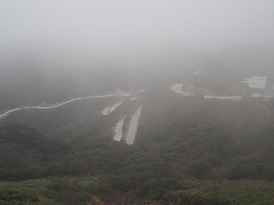2017年，广东南岭国家级自然保护区内雾霭中仍清晰可见的公路。