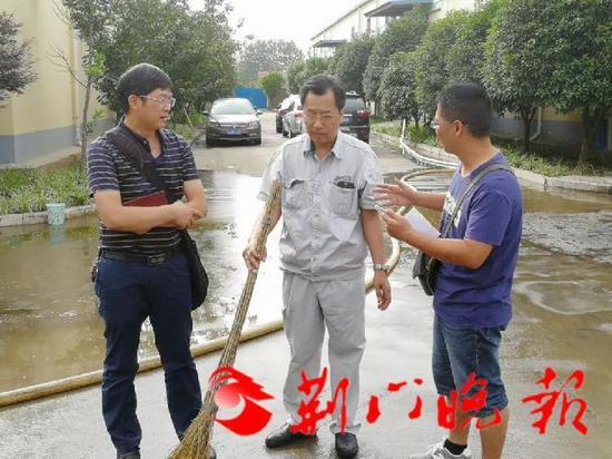 记者现场采访公司工作人员