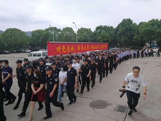 警方抓套路贷嫌犯246人 团伙:借800元还我1套别墅