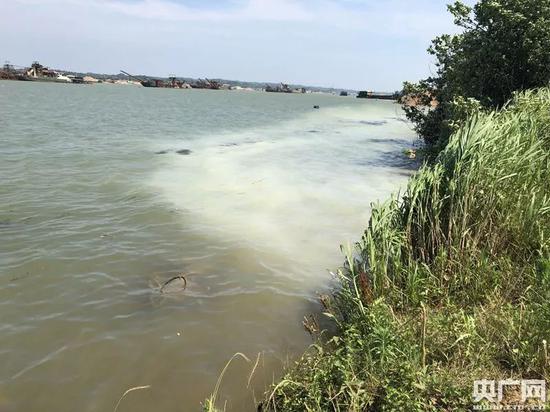 ▲5月25日上午10点松本药业排进湘江的污水现状。图片来源：央广网