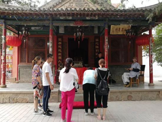 桃花山的寺庙里，考生家长陪孩子前来求保带。王双兴 摄