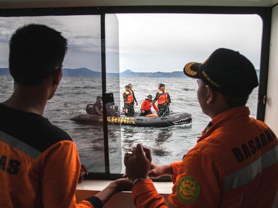 6月19日，在印度尼西亚北苏门答腊省，海军士兵驾驶橡皮艇参加搜救工作。（新华社发）
