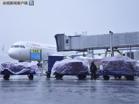 暴雨致成都机场航班大面积延误 万余名旅客滞留