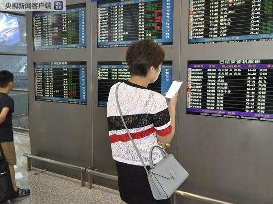 暴雨致成都机场航班大面积延误 万余名旅客滞留