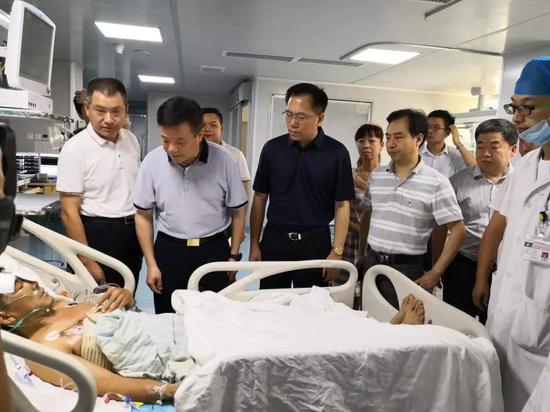 △湖南省副省长陈飞（左二）到医院看望慰问“6.29”交通事故伤员
