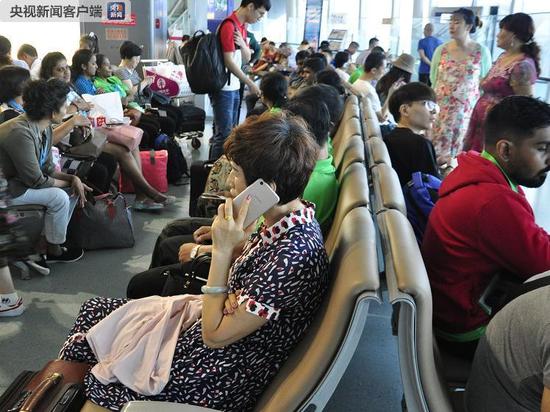 暴雨致成都机场航班大面积延误 万余名旅客滞留