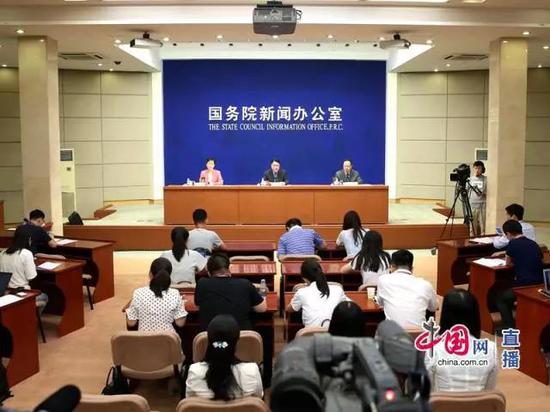 国新办就《关于建立“一带一路”国际商事争端解决机制和机构的意见》举行发布会。 中国网 宗超 摄