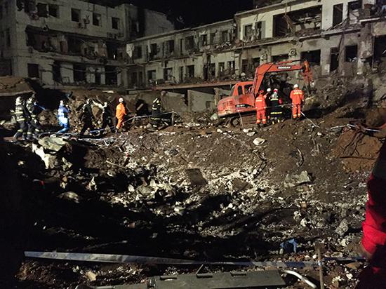 爆炸发生后，救援人员开展救援工作。 澎湃新闻记者 王健 图