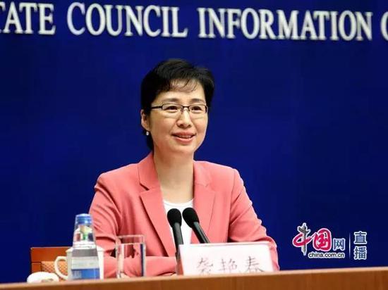 新闻办新闻局副局长袭艳春主持发布会。中国网 宗超 摄