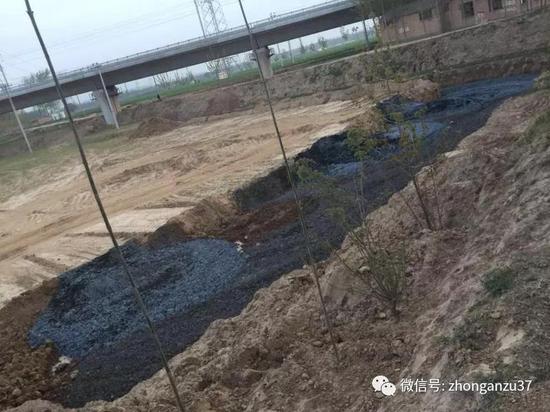 ▲张文奇2015年4月尾随土方车行至农田所拍摄照片，蓝色废渣被倾倒在土坑内。