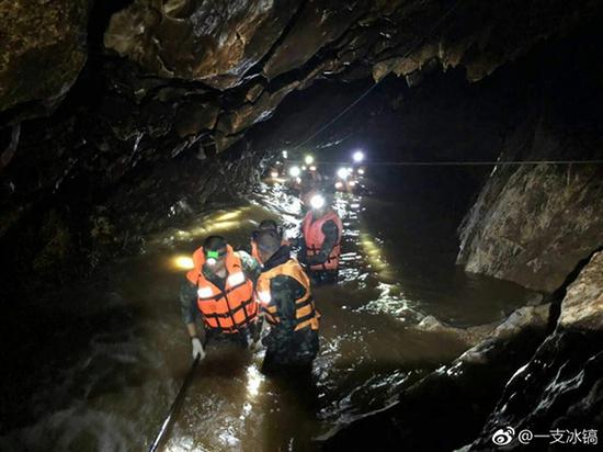 【蜗牛扑克】中方救援队参与泰溶洞救援:最大成就是救出活的人