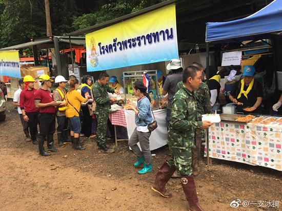 【蜗牛扑克】中方救援队参与泰溶洞救援:最大成就是救出活的人