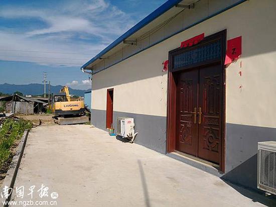 大门那间为兴安县三大水库指挥部的食堂，小门那间是季某东的办公室。