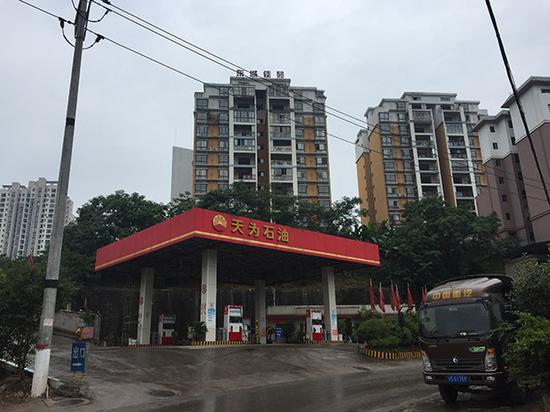 营业中的重庆涪陵区高石加油站。 本文图片均为 澎湃新闻记者 王鑫 图