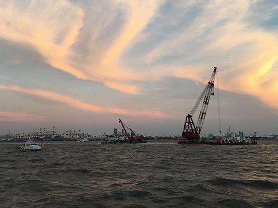 事发后，上海海上搜救中心组织力量对沉船进行打捞。上海海事局供图