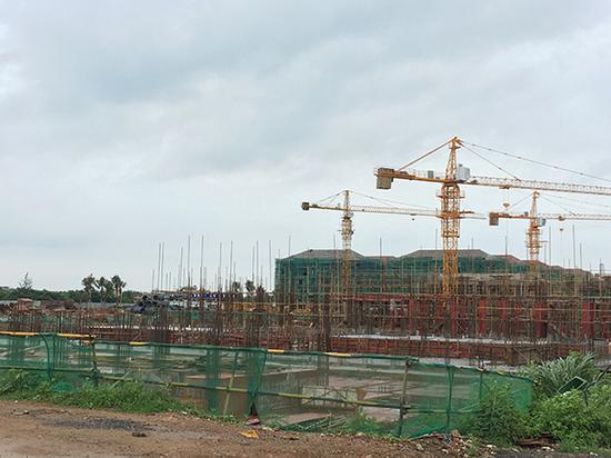 海口桂林洋马场原址所在地，楼盘仍在持续建设开发中。澎湃新闻记者 李闻莺 摄
