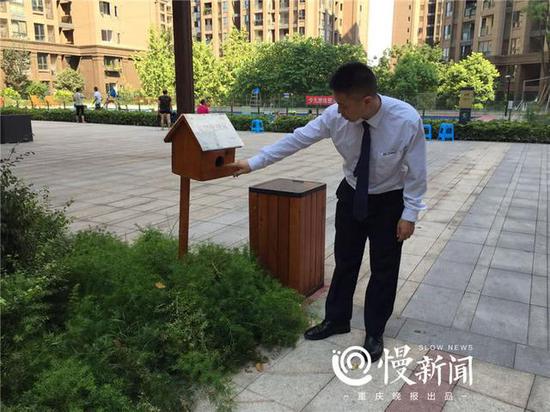 刘平告诉记者，小区花园还配有不少狗狗便便箱。