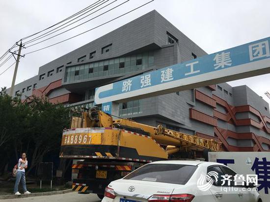 7月25日中午,长生生物厂区南门西侧在建的第四期项目,有施工车辆驶入。齐鲁网记者 张伟 摄