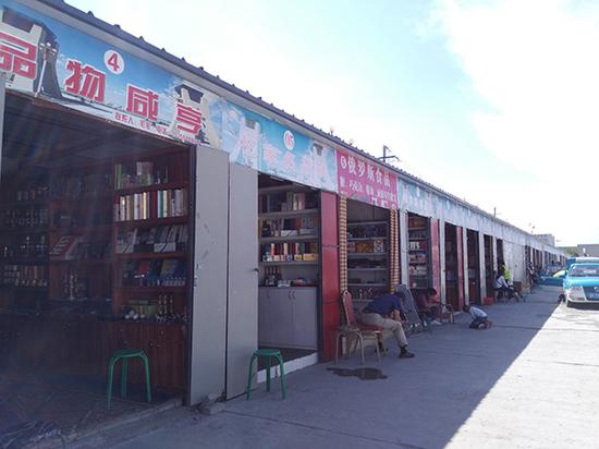 合作中心外的中亚五国小商品市场，与当年的边民互市摊位有点类似。