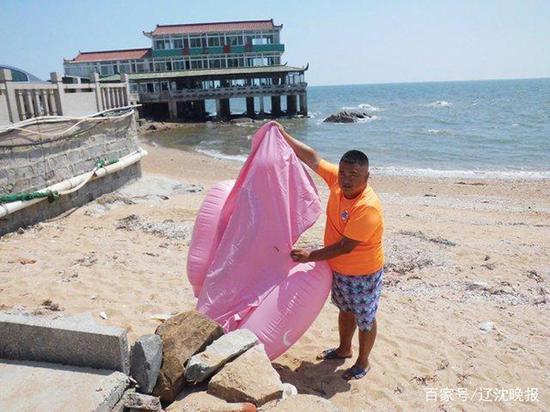 女游客乘漏气大黄鸭坠海 风景区职工跳海救人(图)