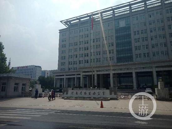 四名考生家长走进河南省招生办公室反映问题。