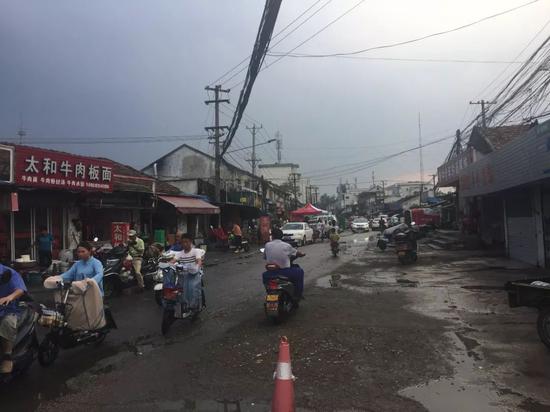 化肥新村刚下过雨的主干道。新京报记者赵蕾 摄