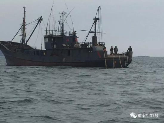 ▲江苏连云港前岛公司的工作人员在争议海域拍摄到的山东籍渔船。 受访者供图