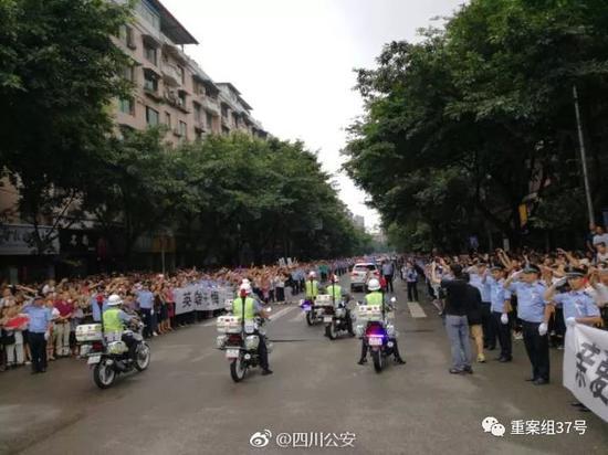 ▲群众站满街道两旁,送别王涛和廖弦。网络图片