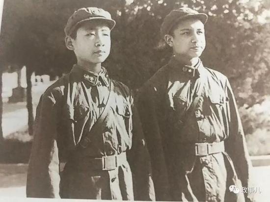 1964年，刘源第一次当兵锻炼时与李勇（右，李富春外孙）的合影（翻拍于刘源新书）