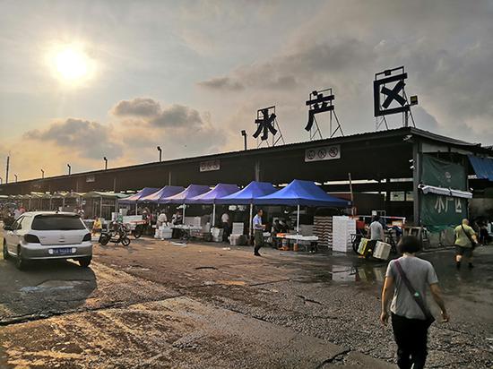 上海农产品中心批发市场水产区。 本文图片均由澎湃新闻记者 杨帆 摄