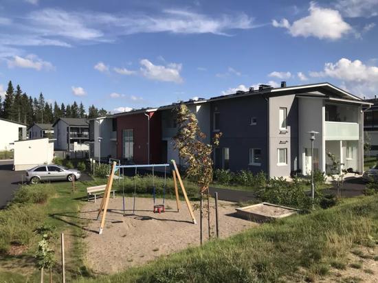 芬兰住宅区楼下的游乐设施，整个小区内有十多处这样的设施