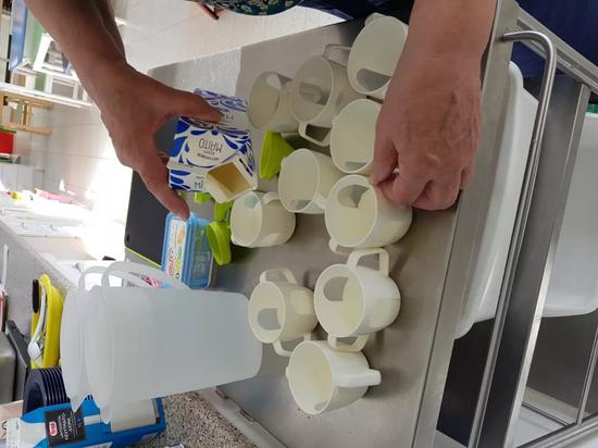 芬兰拉普兰地区幼儿园教师正在给孩子们准备牛奶
