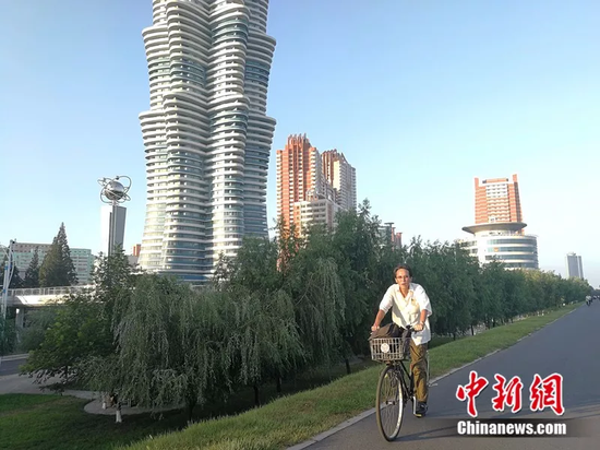 图为朝鲜大同江边,平壤未来大街上的楼房。中新网记者 邱宇 摄