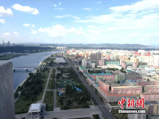 站在百余米高的主体思想塔上俯视,大同江边平壤的建筑尽收眼底。中新网记者 邱宇 摄