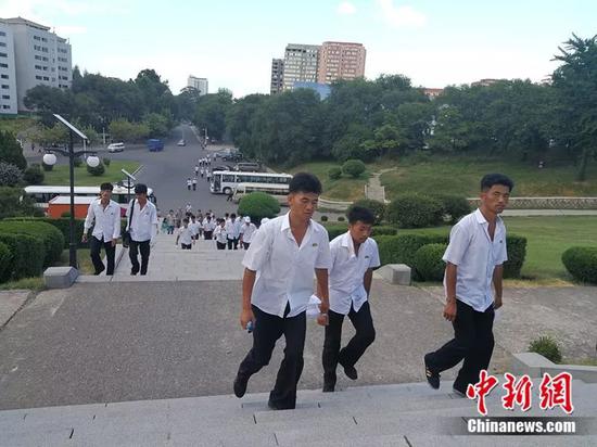 准备参加朝鲜国庆节排练的大学生。中新网记者 邱宇 摄