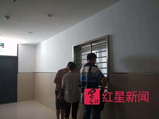 赵洋洋的母亲及堂姐夫(图中左边两位)