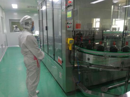 ▲图为D级洁净区的制剂车间。 记者 陆敏 摄