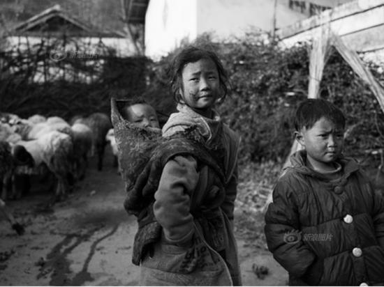 《放羊的三姐弟》摄影|杨凯生