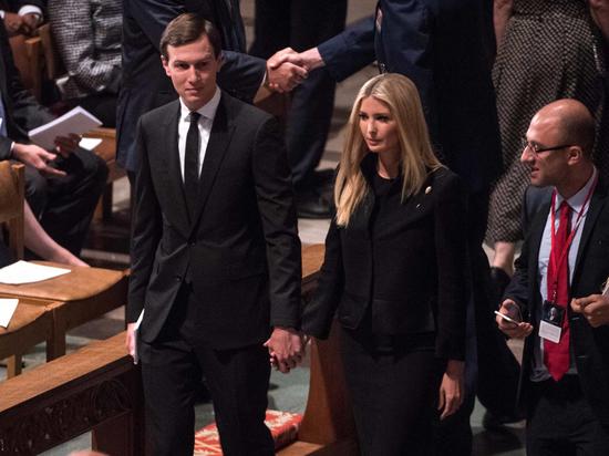 伊万卡与库什纳手牵手现身麦凯恩在华盛顿国家大教堂的葬礼仪式。图源：视觉中国