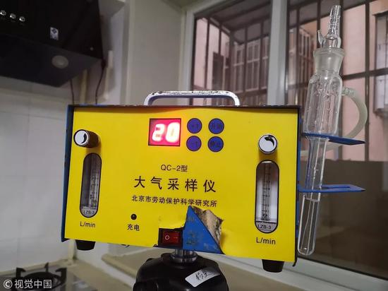 8月30日，北京一自如长租公寓内，专业仪器在检测甲醛等有毒物质的含量