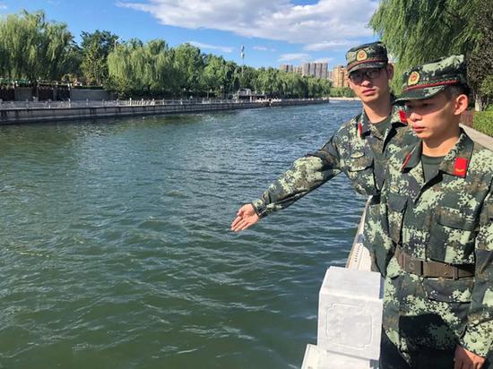 夜色中女子跳北京护城河 武警和退役老兵合力救起
