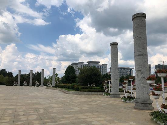 汝城县举债修建的爱莲广场东侧,8根图腾石柱屹立于此。