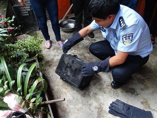 民警救助蛇雕 邵维岑 摄