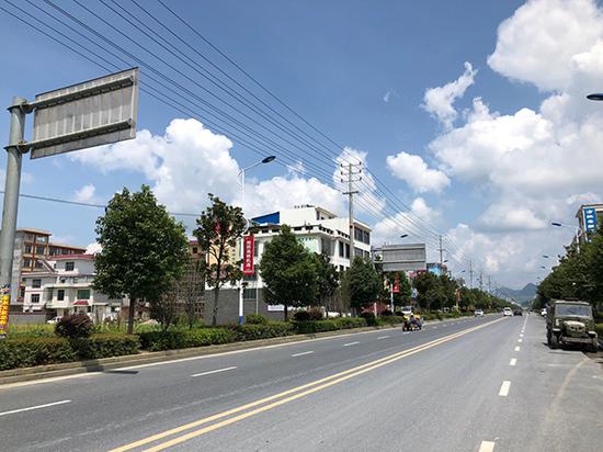 汝城县黎明村村前马路崭新且宽阔。