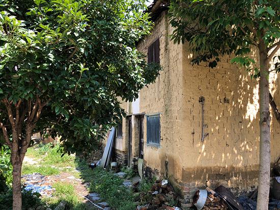 汝城县乾塘村的一栋民房,据村民介绍,该房的房梁坍塌,住户无力修缮,已经搬走。
