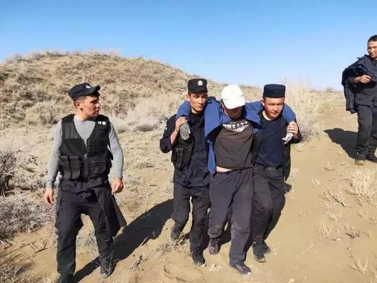 驴友穿古尔班通古特沙漠被困 上百民警搜寻16小时