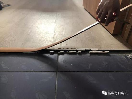 9月，刚入住上海长宁自如寓1个多月的租客发现地板已经翘起，地板材质很差，装修也十分简陋。　本报记者 谭慧婷 摄